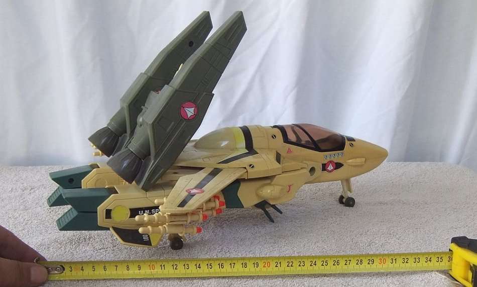 RARE RARE !! AN ORIGINAL 1985 JET BY MATCHBOX MADE FOR "" ROBOTECH "" TV SERIES !! HIGH VALUE !!