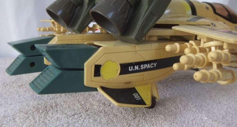 RARE RARE !! AN ORIGINAL 1985 JET BY MATCHBOX MADE FOR "" ROBOTECH "" TV SERIES !! HIGH VALUE !!