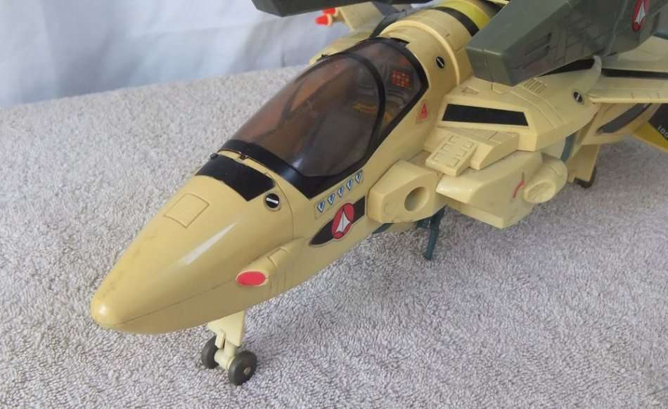 RARE RARE !! AN ORIGINAL 1985 JET BY MATCHBOX MADE FOR "" ROBOTECH "" TV SERIES !! HIGH VALUE !!