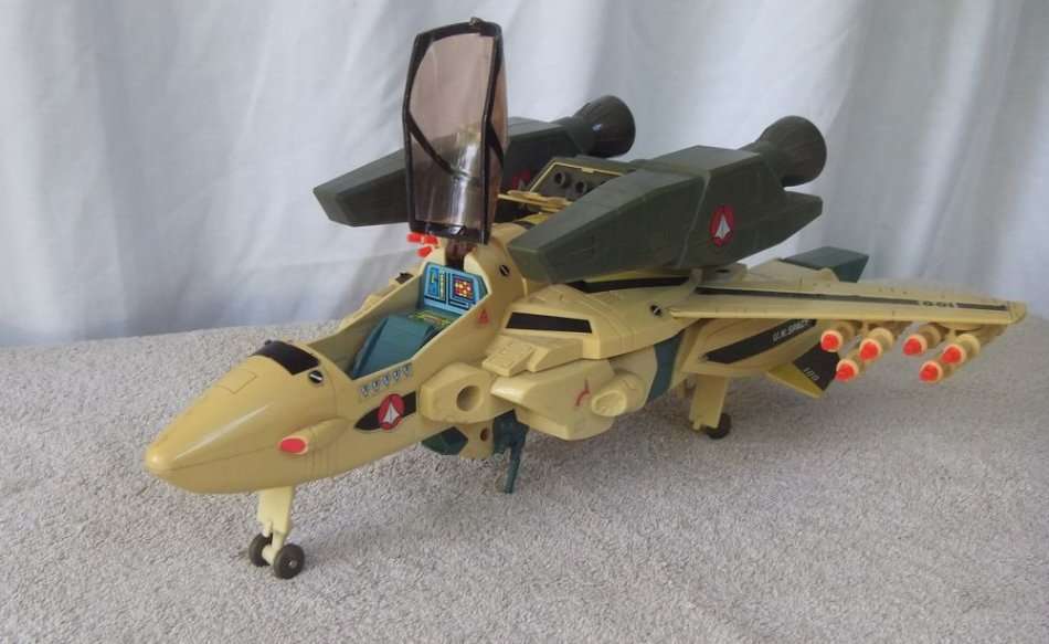 RARE RARE !! AN ORIGINAL 1985 JET BY MATCHBOX MADE FOR "" ROBOTECH "" TV SERIES !! HIGH VALUE !!