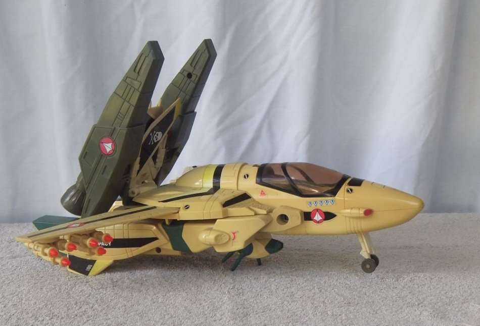 RARE RARE !! AN ORIGINAL 1985 JET BY MATCHBOX MADE FOR "" ROBOTECH "" TV SERIES !! HIGH VALUE !!