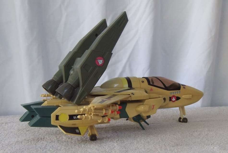 RARE RARE !! AN ORIGINAL 1985 JET BY MATCHBOX MADE FOR "" ROBOTECH "" TV SERIES !! HIGH VALUE !!