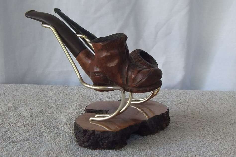 A SUPERIOR QUALITY CARVED "BOOT" SMOKING PIPE WITH GENUINE BRIAR PIPE AND STAND !! ALL MARKED !! WOW