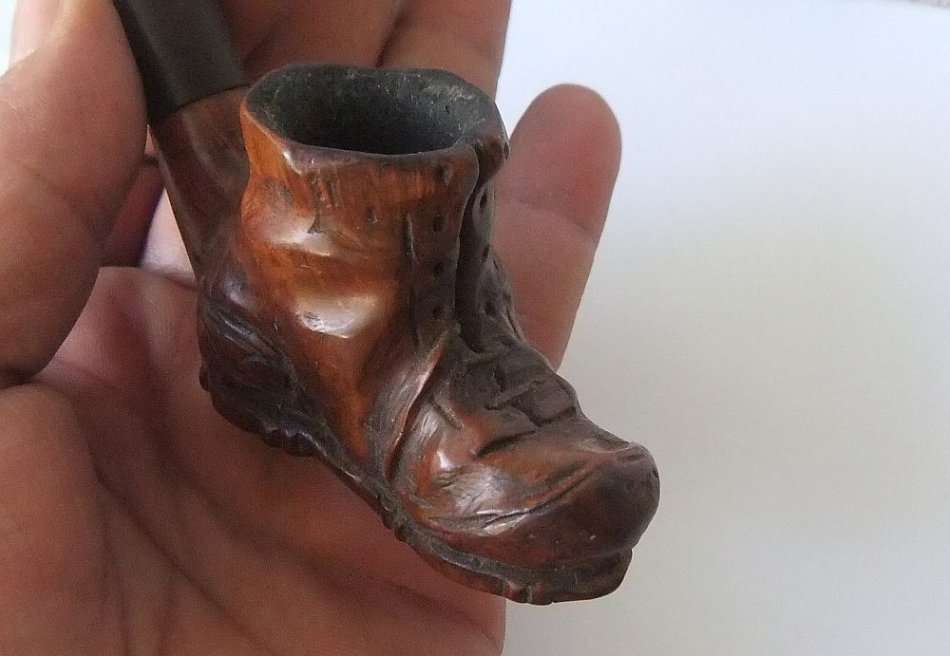 A SUPERIOR QUALITY CARVED "BOOT" SMOKING PIPE WITH GENUINE BRIAR PIPE AND STAND !! ALL MARKED !! WOW