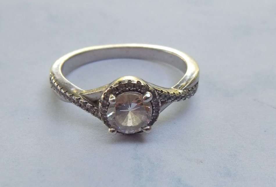 AN ELEGANT VINTAGE LOOK SOLID STERLING SILVER RING SET WITH FACETED CZ STONES !! GREAT CONDITION !!