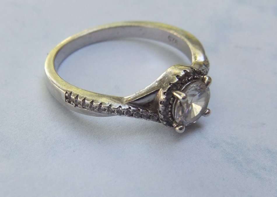 AN ELEGANT VINTAGE LOOK SOLID STERLING SILVER RING SET WITH FACETED CZ STONES !! GREAT CONDITION !!