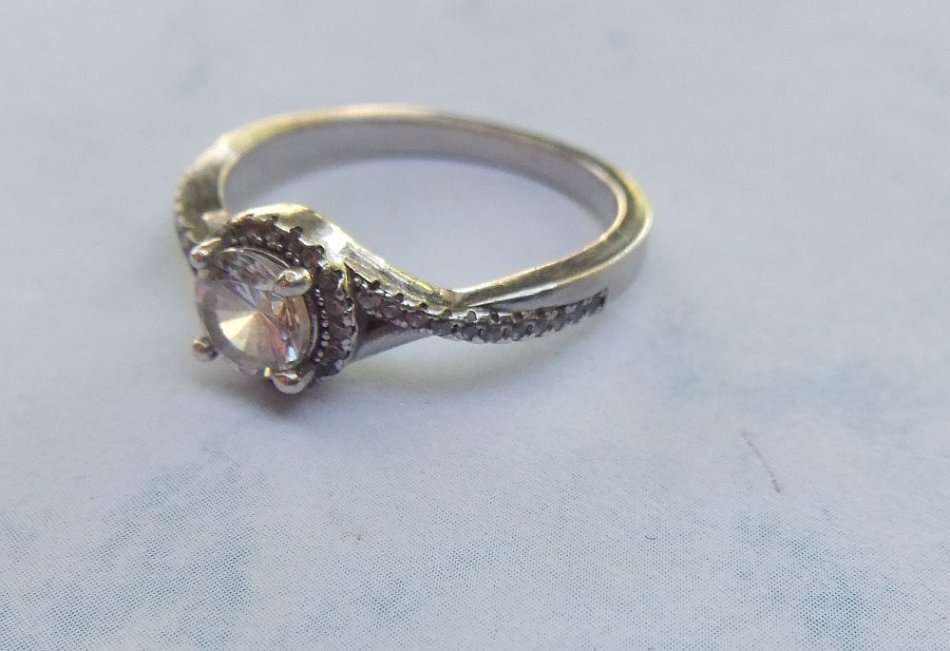 AN ELEGANT VINTAGE LOOK SOLID STERLING SILVER RING SET WITH FACETED CZ STONES !! GREAT CONDITION !!