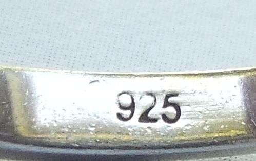 AN ELEGANT VINTAGE LOOK SOLID STERLING SILVER RING SET WITH FACETED CZ STONES !! GREAT CONDITION !!