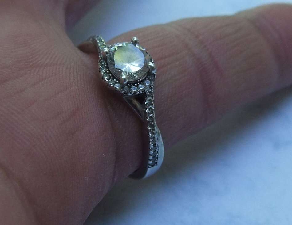 AN ELEGANT VINTAGE LOOK SOLID STERLING SILVER RING SET WITH FACETED CZ STONES !! GREAT CONDITION !!