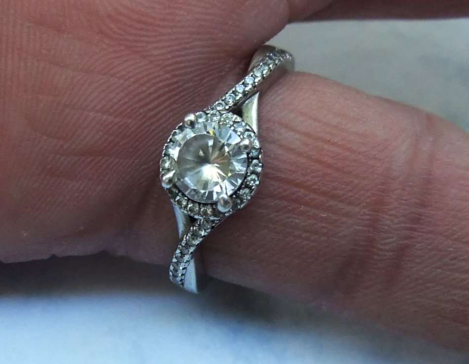 AN ELEGANT VINTAGE LOOK SOLID STERLING SILVER RING SET WITH FACETED CZ STONES !! GREAT CONDITION !!