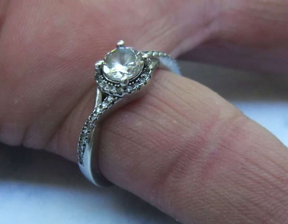 AN ELEGANT VINTAGE LOOK SOLID STERLING SILVER RING SET WITH FACETED CZ STONES !! GREAT CONDITION !!