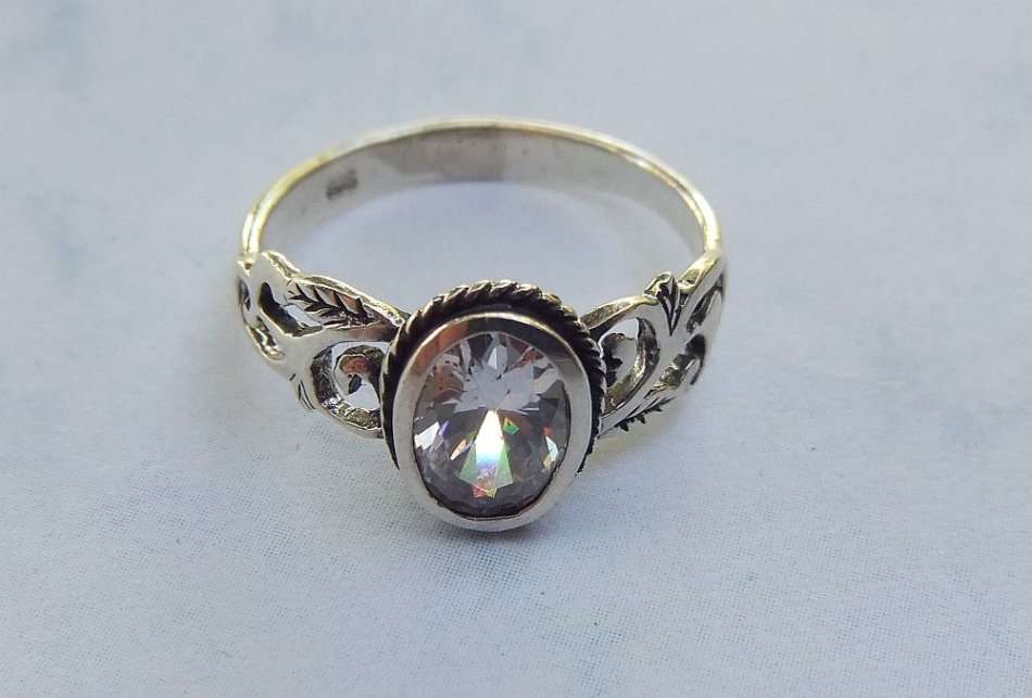 AN EYE CATCHING SOLID STERLING SILVER RING WITH PIERCED DESIGN AND FACETED CENTRE STONE !! WOW !!