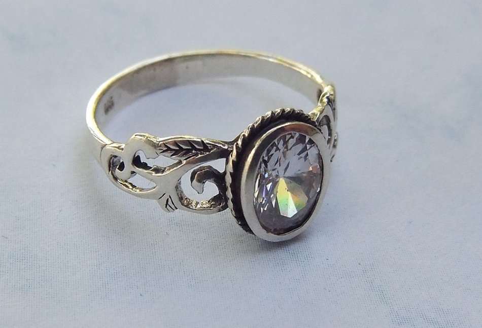 AN EYE CATCHING SOLID STERLING SILVER RING WITH PIERCED DESIGN AND FACETED CENTRE STONE !! WOW !!