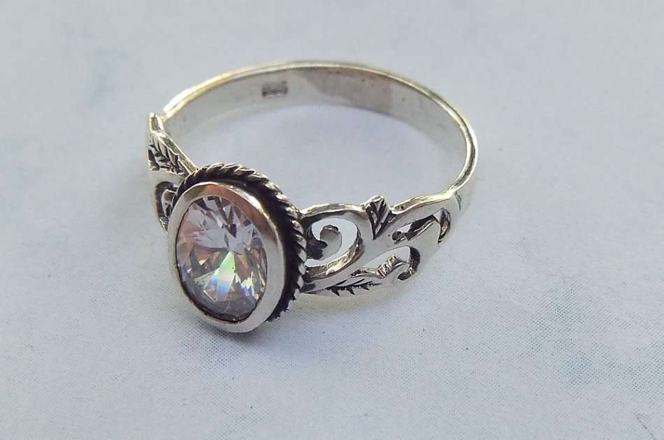 AN EYE CATCHING SOLID STERLING SILVER RING WITH PIERCED DESIGN AND FACETED CENTRE STONE !! WOW !!