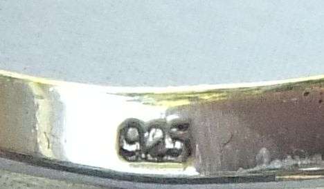 AN EYE CATCHING SOLID STERLING SILVER RING WITH PIERCED DESIGN AND FACETED CENTRE STONE !! WOW !!