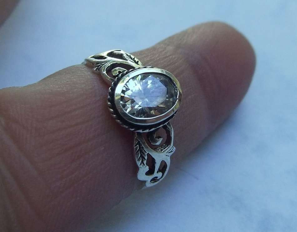 AN EYE CATCHING SOLID STERLING SILVER RING WITH PIERCED DESIGN AND FACETED CENTRE STONE !! WOW !!