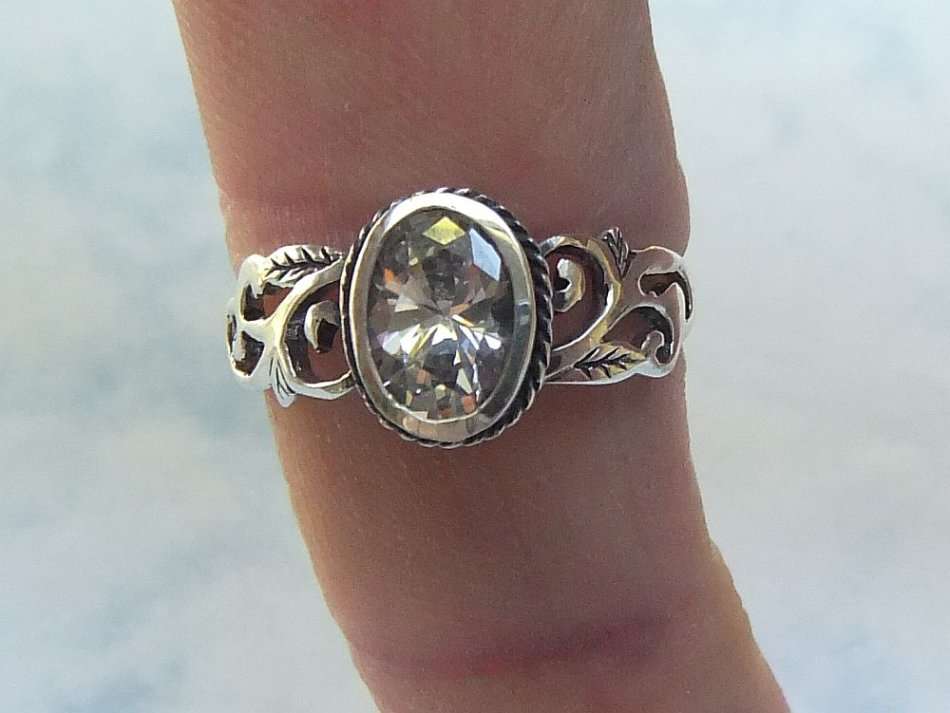 AN EYE CATCHING SOLID STERLING SILVER RING WITH PIERCED DESIGN AND FACETED CENTRE STONE !! WOW !!
