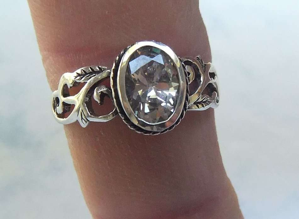 AN EYE CATCHING SOLID STERLING SILVER RING WITH PIERCED DESIGN AND FACETED CENTRE STONE !! WOW !!