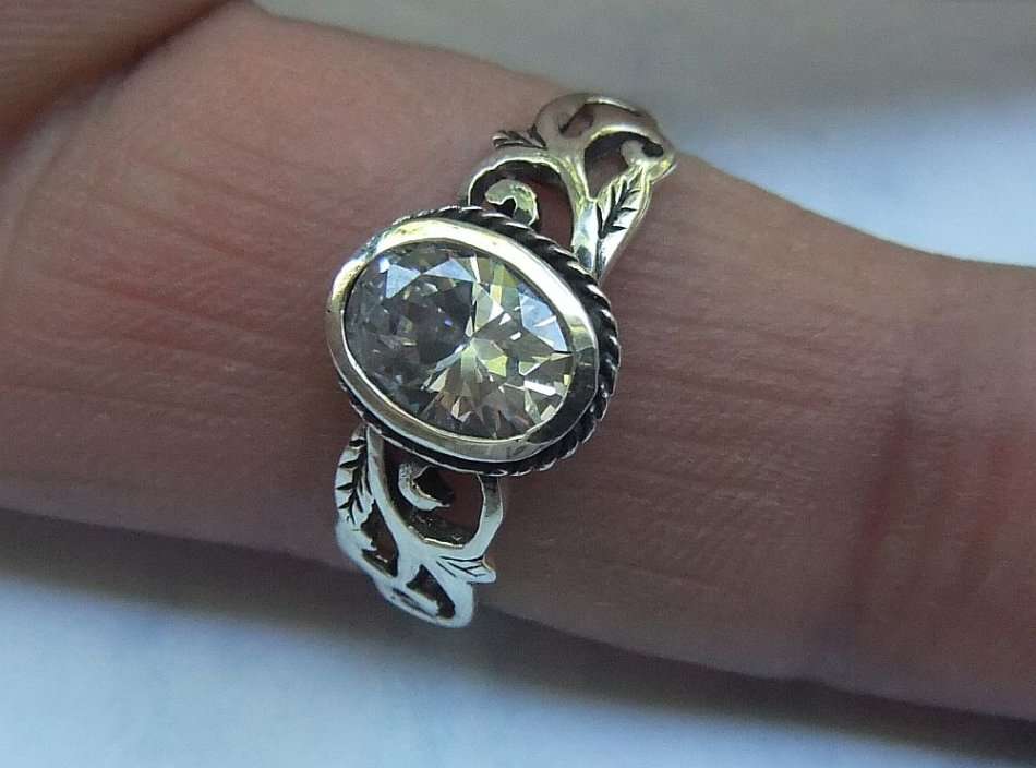 AN EYE CATCHING SOLID STERLING SILVER RING WITH PIERCED DESIGN AND FACETED CENTRE STONE !! WOW !!