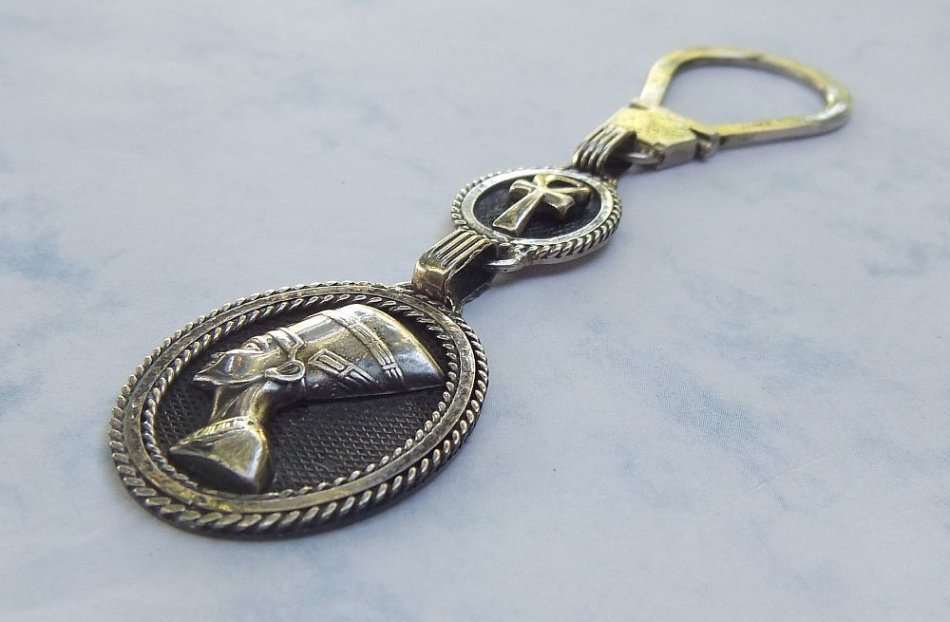 TREASURE FROM EGYPT !! A VERY SOLID 800 SILVER EGYPTIAN SILVER KEYRING FEATURING NEFERTITI & ANKH !!