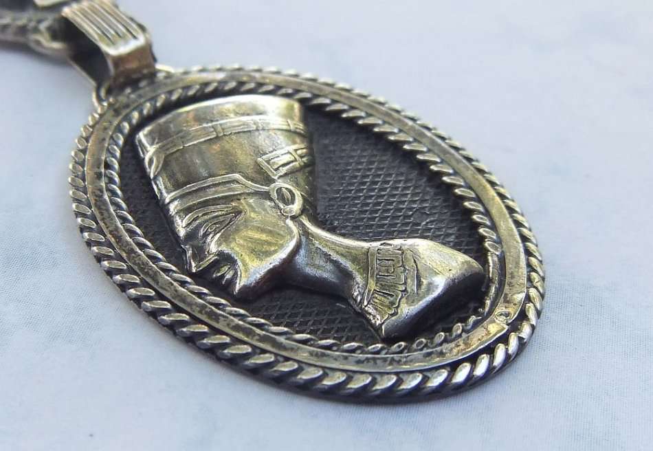 TREASURE FROM EGYPT !! A VERY SOLID 800 SILVER EGYPTIAN SILVER KEYRING FEATURING NEFERTITI & ANKH !!