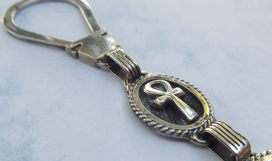 TREASURE FROM EGYPT !! A VERY SOLID 800 SILVER EGYPTIAN SILVER KEYRING FEATURING NEFERTITI & ANKH !!