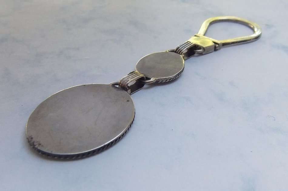 TREASURE FROM EGYPT !! A VERY SOLID 800 SILVER EGYPTIAN SILVER KEYRING FEATURING NEFERTITI & ANKH !!