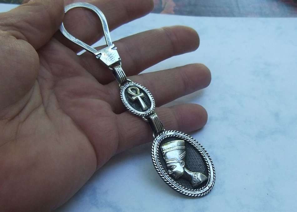TREASURE FROM EGYPT !! A VERY SOLID 800 SILVER EGYPTIAN SILVER KEYRING FEATURING NEFERTITI & ANKH !!