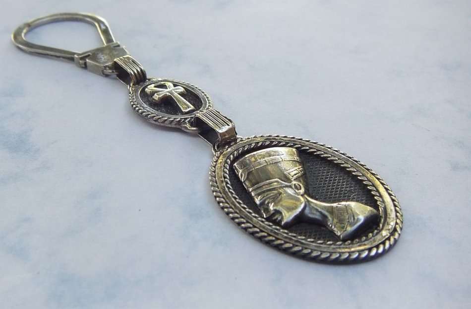 TREASURE FROM EGYPT !! A VERY SOLID 800 SILVER EGYPTIAN SILVER KEYRING FEATURING NEFERTITI & ANKH !!