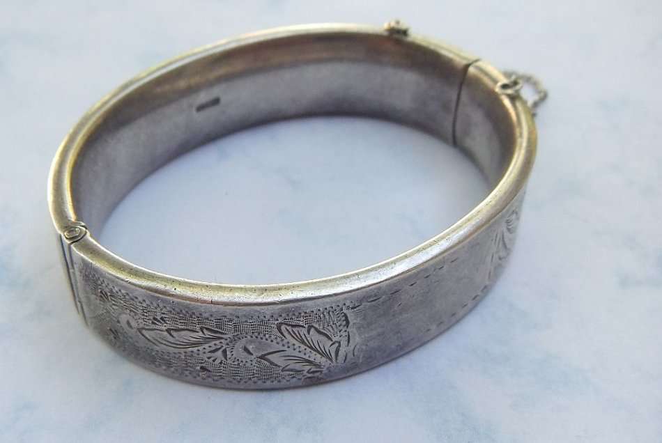 A MAGNIFICENT VINTAGE STERLING SILVER HINGED BANGLE WITH SAFETY CHAIN AND INCISED DECORATION !! WOW