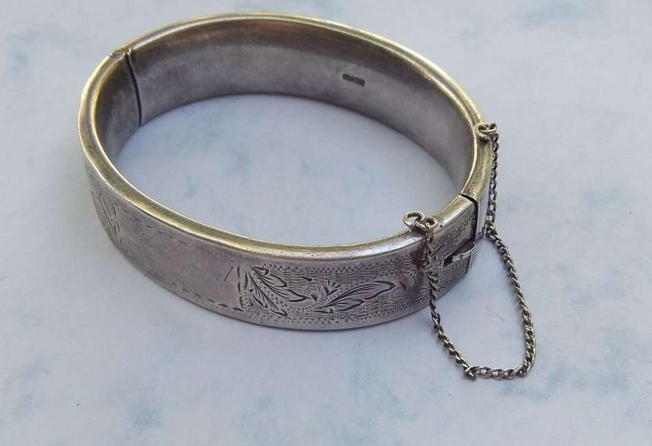 A MAGNIFICENT VINTAGE STERLING SILVER HINGED BANGLE WITH SAFETY CHAIN AND INCISED DECORATION !! WOW