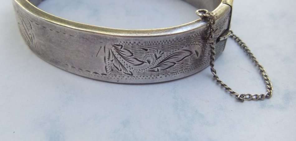 A MAGNIFICENT VINTAGE STERLING SILVER HINGED BANGLE WITH SAFETY CHAIN AND INCISED DECORATION !! WOW