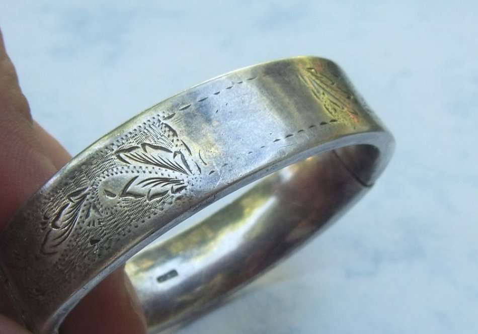 A MAGNIFICENT VINTAGE STERLING SILVER HINGED BANGLE WITH SAFETY CHAIN AND INCISED DECORATION !! WOW