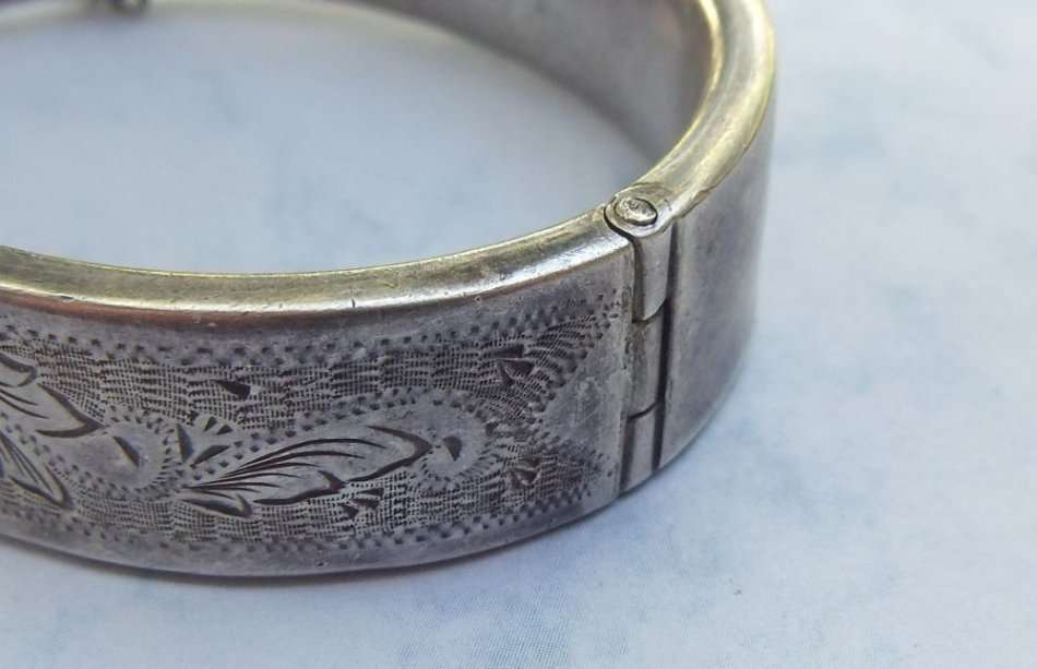 A MAGNIFICENT VINTAGE STERLING SILVER HINGED BANGLE WITH SAFETY CHAIN AND INCISED DECORATION !! WOW