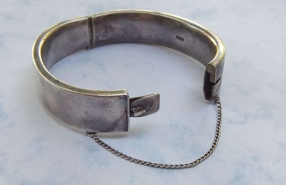 A MAGNIFICENT VINTAGE STERLING SILVER HINGED BANGLE WITH SAFETY CHAIN AND INCISED DECORATION !! WOW
