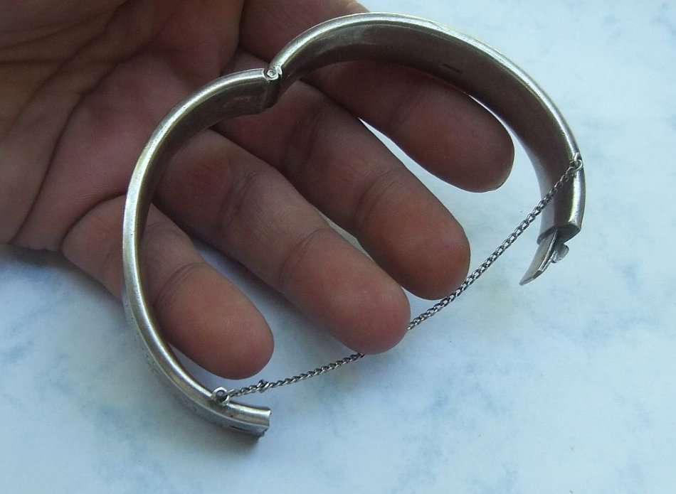 A MAGNIFICENT VINTAGE STERLING SILVER HINGED BANGLE WITH SAFETY CHAIN AND INCISED DECORATION !! WOW