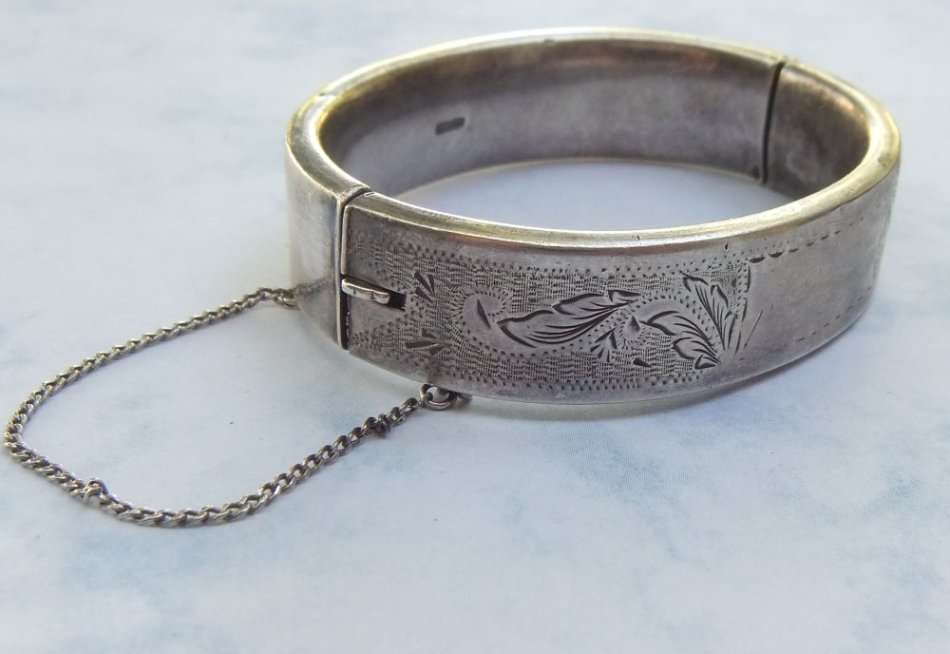 A MAGNIFICENT VINTAGE STERLING SILVER HINGED BANGLE WITH SAFETY CHAIN AND INCISED DECORATION !! WOW