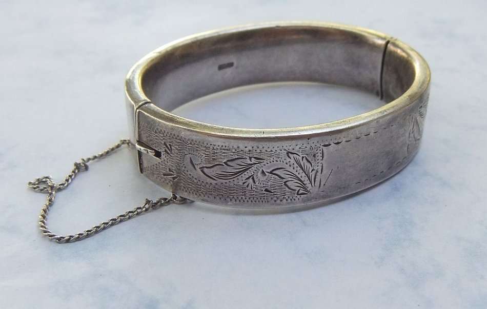 A MAGNIFICENT VINTAGE STERLING SILVER HINGED BANGLE WITH SAFETY CHAIN AND INCISED DECORATION !! WOW