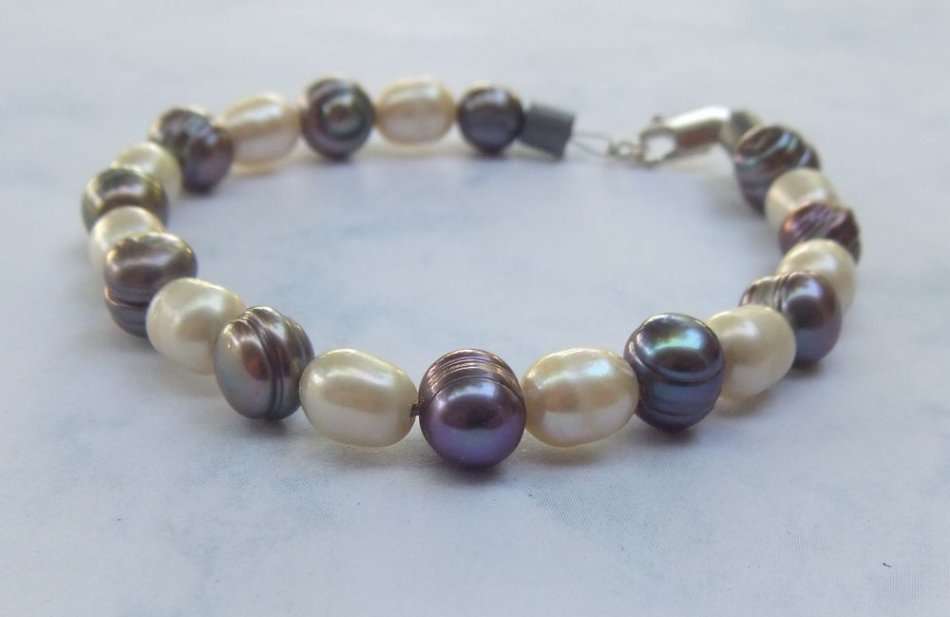 WOW !! A MAGNIFICENT GENUINE FRESHWATER PEARL BRACELET WITH A STERLING SILVER CLASP !! MUST SEE !!