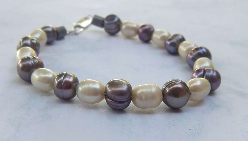 WOW !! A MAGNIFICENT GENUINE FRESHWATER PEARL BRACELET WITH A STERLING SILVER CLASP !! MUST SEE !!
