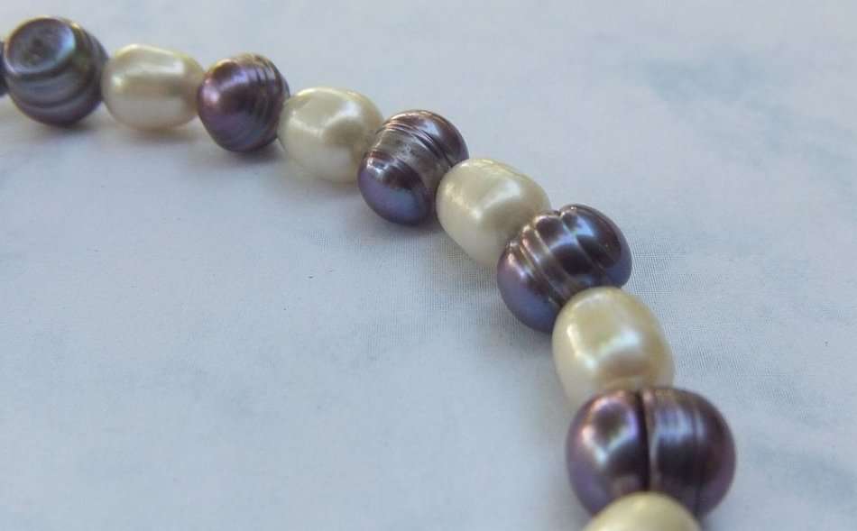 WOW !! A MAGNIFICENT GENUINE FRESHWATER PEARL BRACELET WITH A STERLING SILVER CLASP !! MUST SEE !!