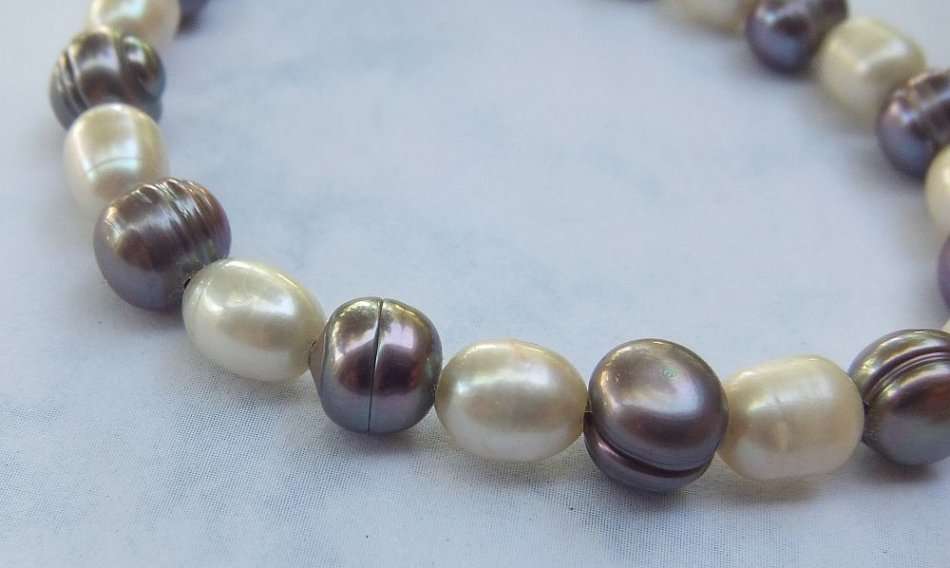 WOW !! A MAGNIFICENT GENUINE FRESHWATER PEARL BRACELET WITH A STERLING SILVER CLASP !! MUST SEE !!