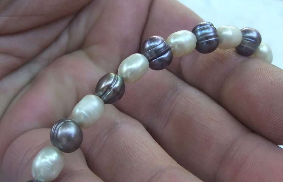 WOW !! A MAGNIFICENT GENUINE FRESHWATER PEARL BRACELET WITH A STERLING SILVER CLASP !! MUST SEE !!