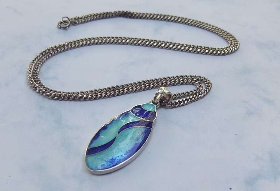 AN EXTRA LONG STERLING SILVER NECKLACE WITH A CLASSY ENAMEL ON STERLING SILVER PENDANT !! WOW !!