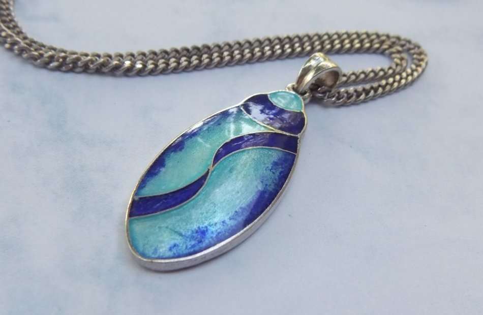 AN EXTRA LONG STERLING SILVER NECKLACE WITH A CLASSY ENAMEL ON STERLING SILVER PENDANT !! WOW !!