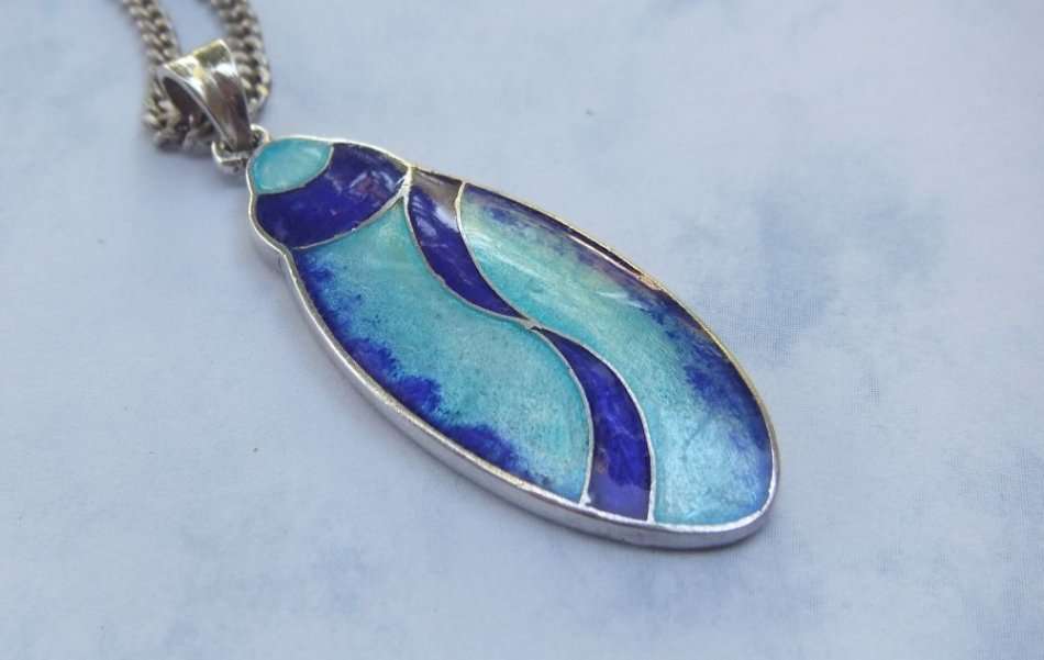 AN EXTRA LONG STERLING SILVER NECKLACE WITH A CLASSY ENAMEL ON STERLING SILVER PENDANT !! WOW !!