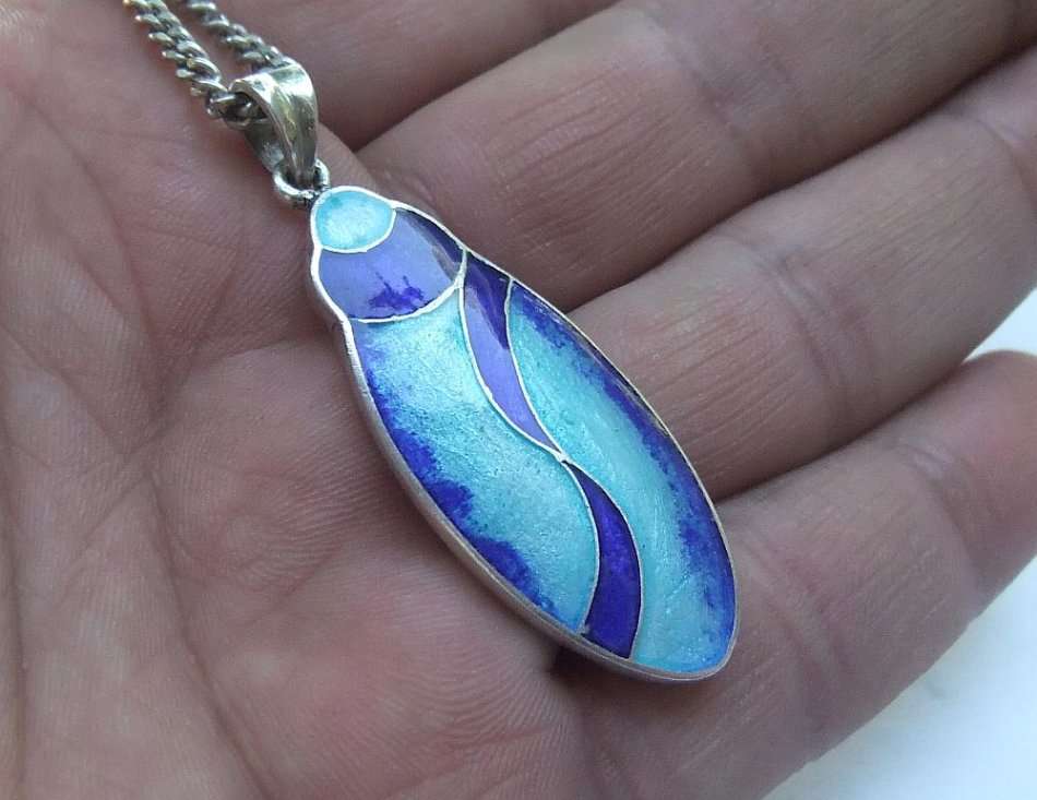 AN EXTRA LONG STERLING SILVER NECKLACE WITH A CLASSY ENAMEL ON STERLING SILVER PENDANT !! WOW !!