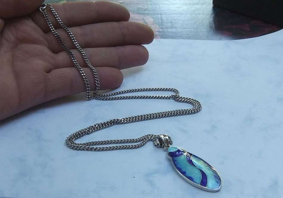 AN EXTRA LONG STERLING SILVER NECKLACE WITH A CLASSY ENAMEL ON STERLING SILVER PENDANT !! WOW !!