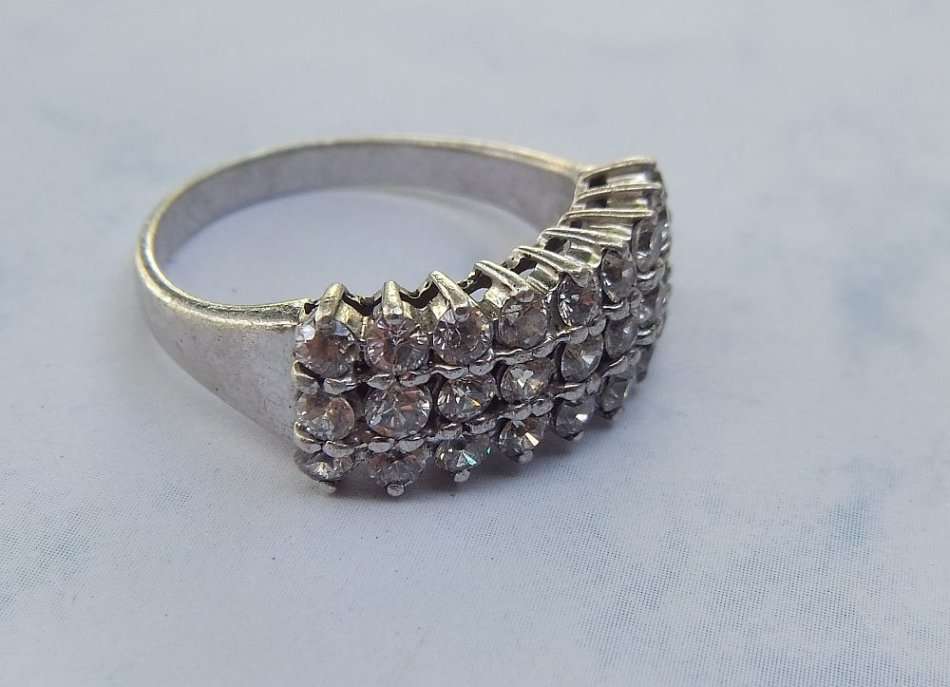ABSOLUTE CLASS !! A BIGGER SIZED SOLID STERLING SILVER RING SET WITH STUNNING FACETED CZ STONES !!