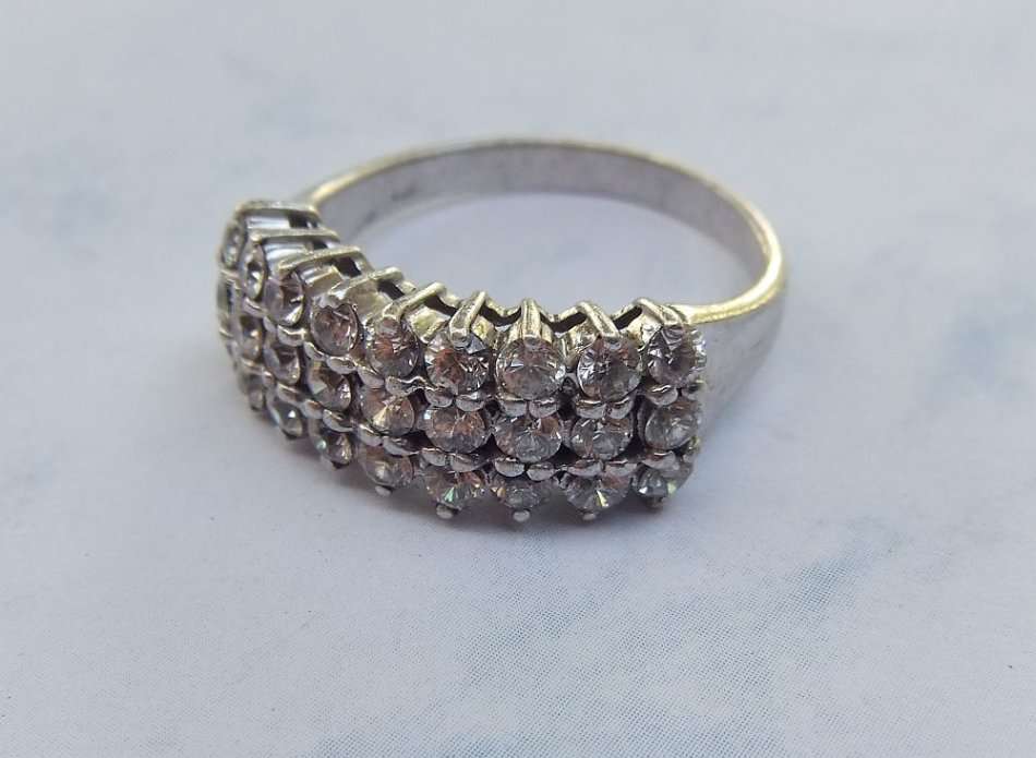 ABSOLUTE CLASS !! A BIGGER SIZED SOLID STERLING SILVER RING SET WITH STUNNING FACETED CZ STONES !!